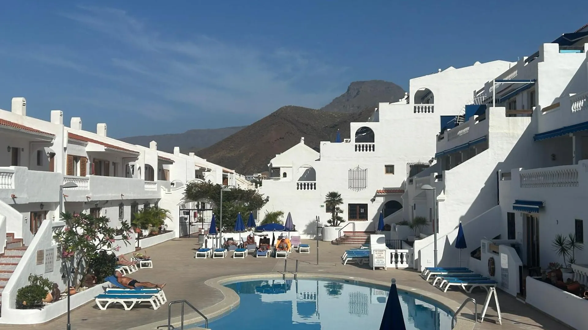아파트 Los Cristianos Stay With Large Terrace & Heated Pool