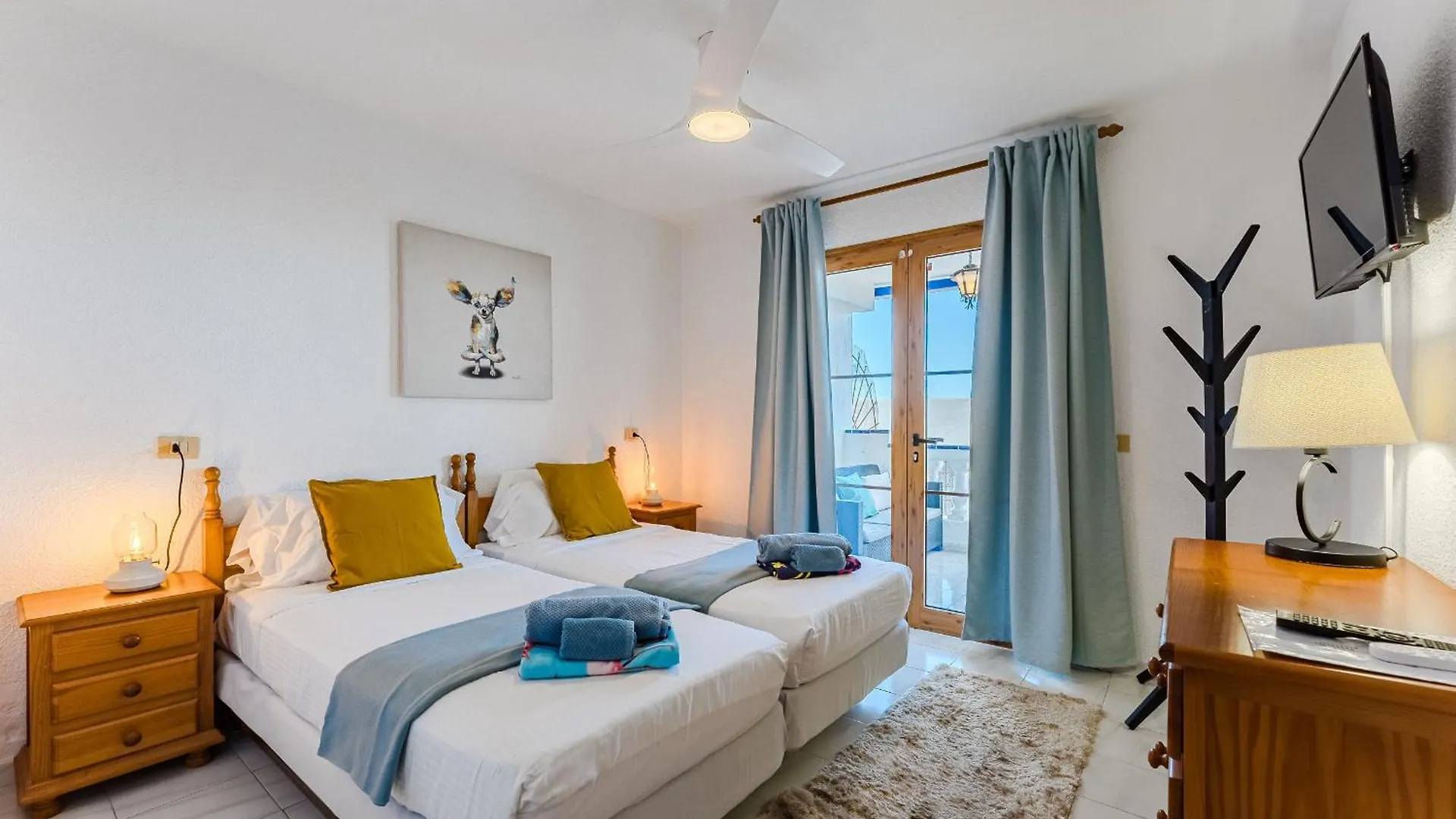 아파트 Los Cristianos Stay With Large Terrace & Heated Pool